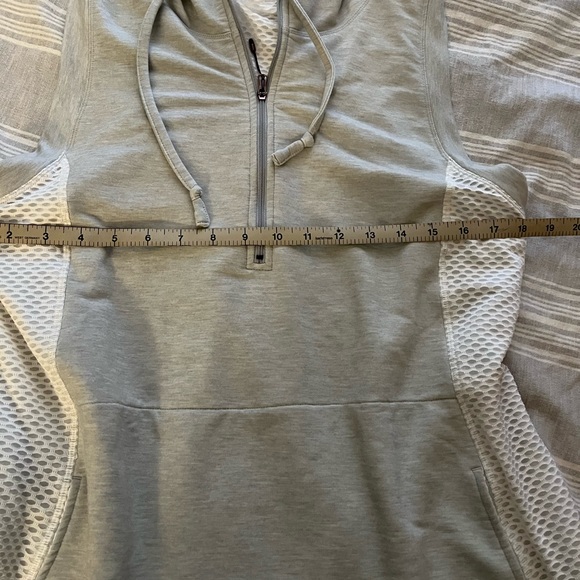 Calima By Carrie Underwood pullover hooded top - Picture 2 of 9